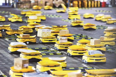 踔厲奮發(fā)新征程丨新興技術(shù)融入收揀送環(huán)節(jié)，自動(dòng)化設(shè)施加速落地應(yīng)用，“無人”快遞智能升級(jí)